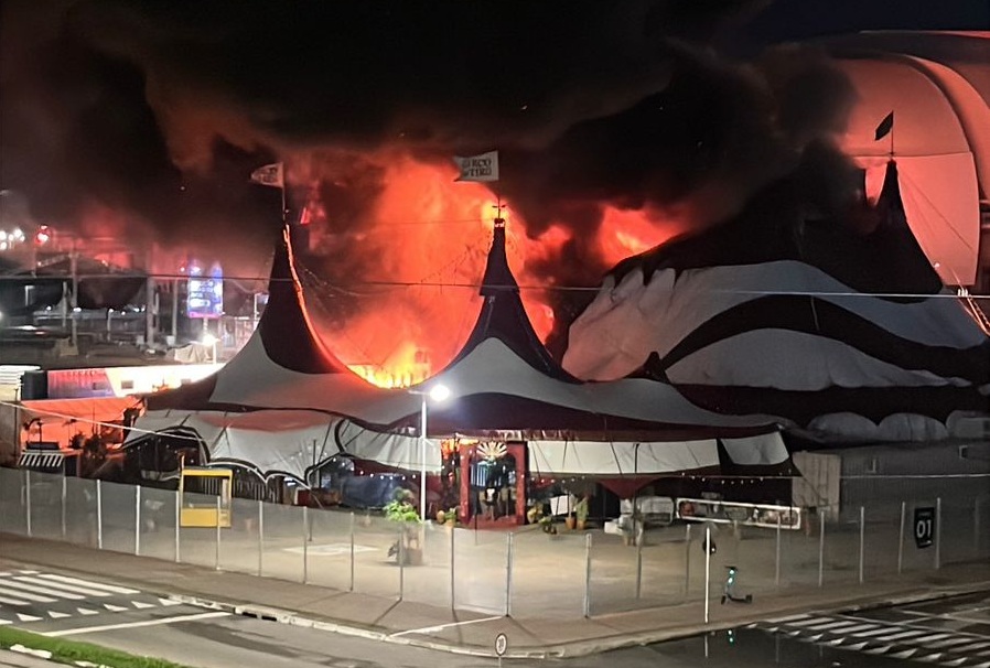 Portal da Tropical - Notícias - [Vídeo] Circo do Tirú fica destruído após  incêndio